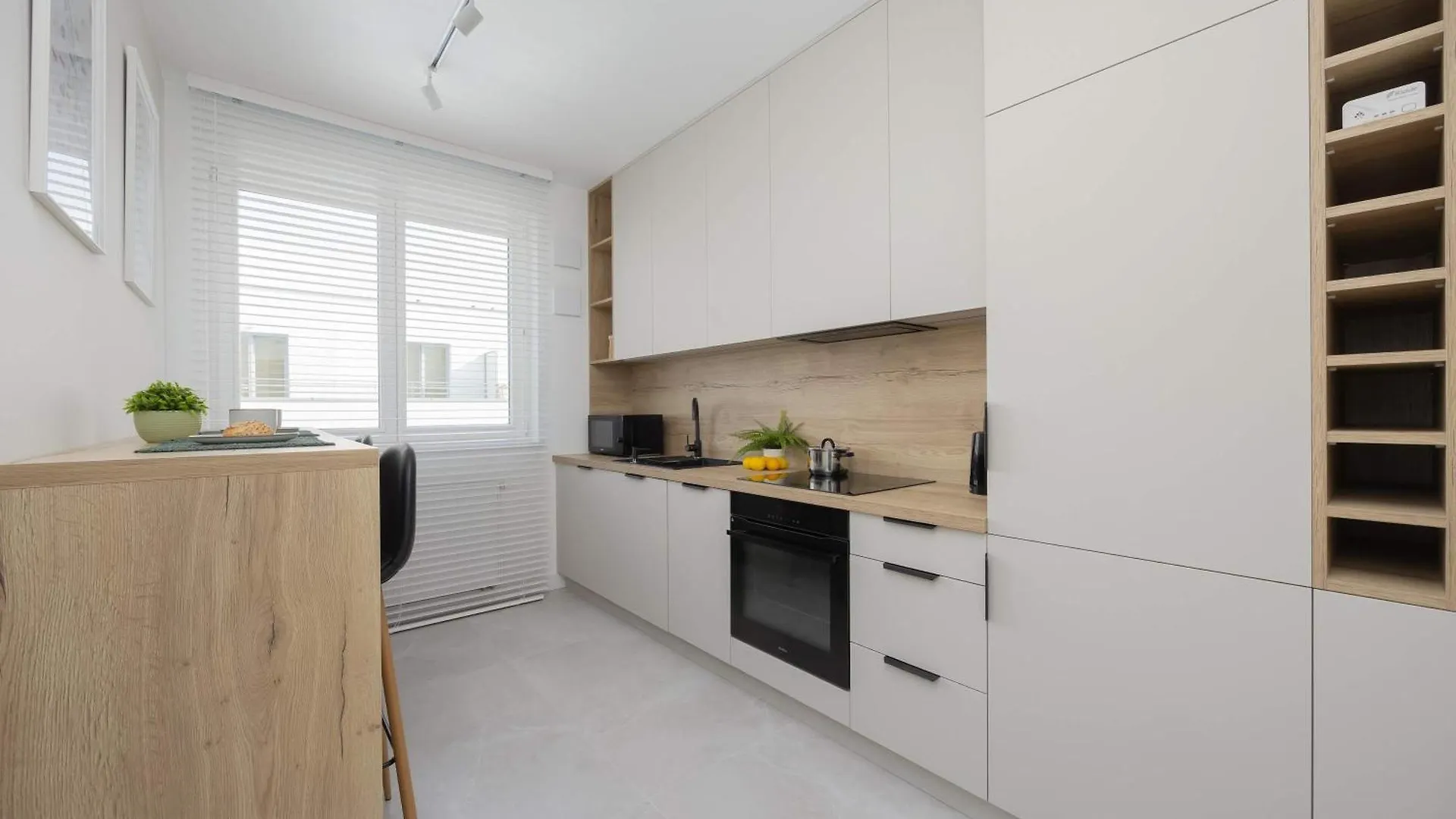 Cosy Air-Conditioned Apartment With Parking In The Garage By Renters Prestige Варшава 0*,